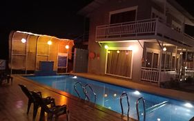 Sea Shell Beach Cottages & Suites